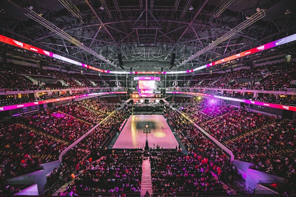 NBA篮球比赛精彩扣篮集锦，球员单手劈扣震撼瞬间，看球网高清回放