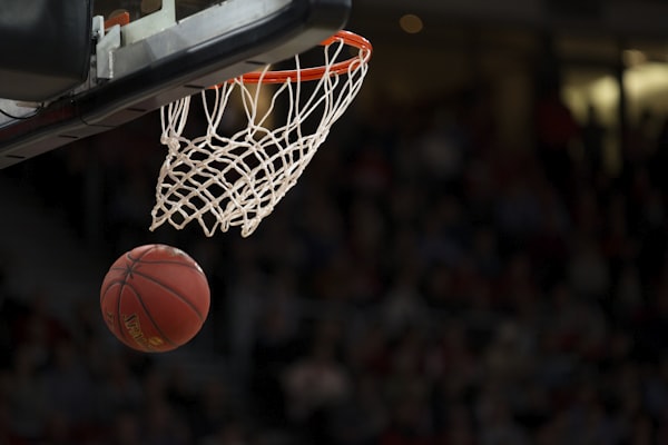NBA篮球比赛精彩扣篮瞬间，球员在空中对抗，看球网提供高清免费NBA直播